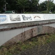 江戸期に作られた橋は、昭和初期の橋を構成していたレンガと要石が残っています
