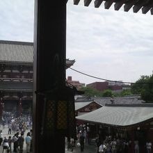 本堂内が結構高く、中から振り返ると境内を広々と見渡せます