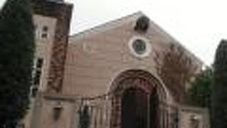 外観は教会そのもののウェディングチャペル