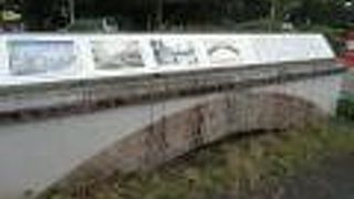 江戸期に作られた橋は、昭和初期の橋を構成していたレンガと要石が残っています