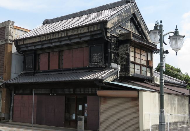 重厚な黒塗りが特徴の建築。