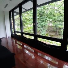 二階の休憩ラウンジからの鶴ヶ池の眺め。