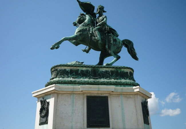 カール大公銅像