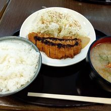 深夜2時のとんかつ定食。ご飯のオカワリ可だ