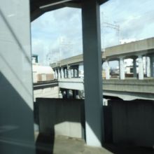 向こうに見えるのは京成本線上野方面行きの高架線