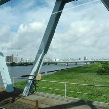 荒川を渡ります