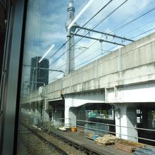 押上駅手前で地下に入りますが直前にスカイツリーが…