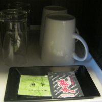 お茶セットには煎茶と梅茶の粉末小袋が用意されていました