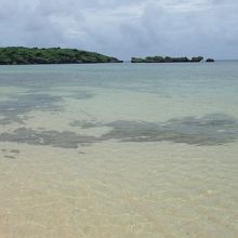 遠浅の海は大きな岩に囲まれています。