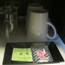 お茶セットには煎茶と梅茶の粉末小袋が用意されていました