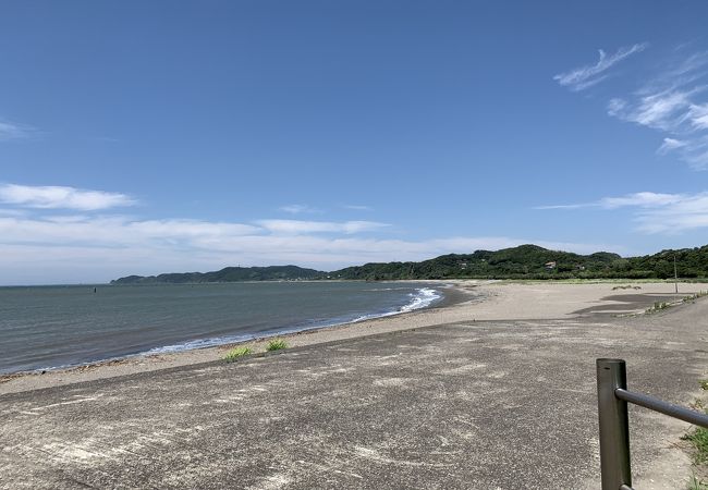 人は多くないのでまったりできる弓形の海です