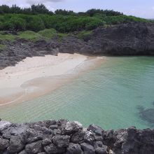 武士家跡の横の浜です。島一番のシュノーケリングポイントです。