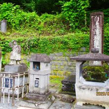 南西にお城があります