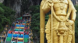 カラフルな階段を上って、ヒンドゥー寺院へ