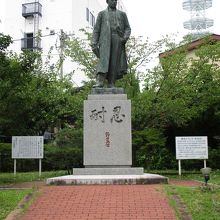 広場の奥に像がありました