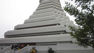 白い外観の寺院