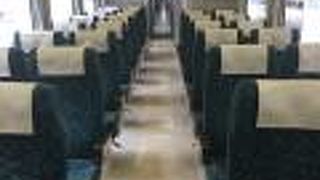 指定席連結の快速が走る