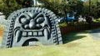 駅前に迫力の瓦あり