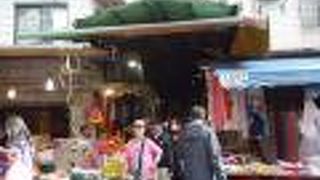 露店や市場でにぎわっていました