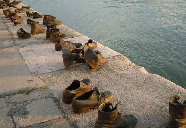 ドナウ川畔にある靴のオブジェ