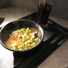 写真の写りが悪いですが美味しいです。牛肉麺とコーラ…汗