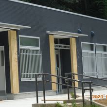 案内所、工事中