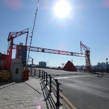 14時前ではまだ車両の行き来がある。歩道で待機