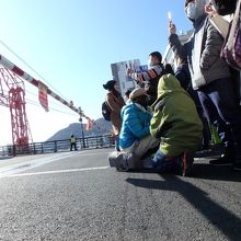 遮断機手前に揃った観光客