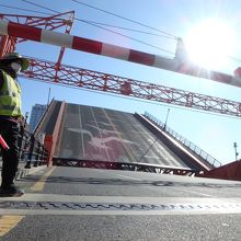 跳ね上がる影島大橋