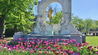 ヨハンシュトラウス像が有名な緑あふれる公園