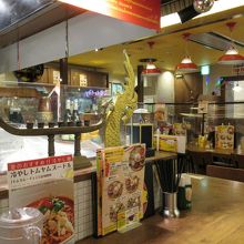 店内の装飾も華やかです