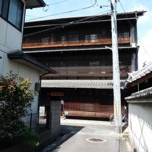 威風堂々たる木造３階建て妓楼建築