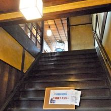 ３階への上客専用の大階段