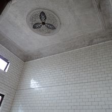 １階の浴場は凝った意匠です