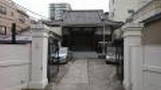 瓦屋根の本堂には趣が有りました