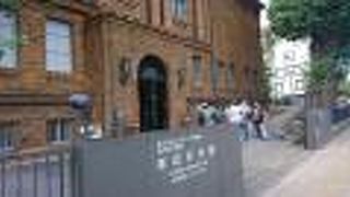 昭和３年に竣工したタイル貼りの建物