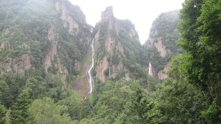 売店の奥の散策路を上がって眺めると、より見事