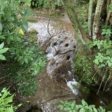 川にはナゾの穴