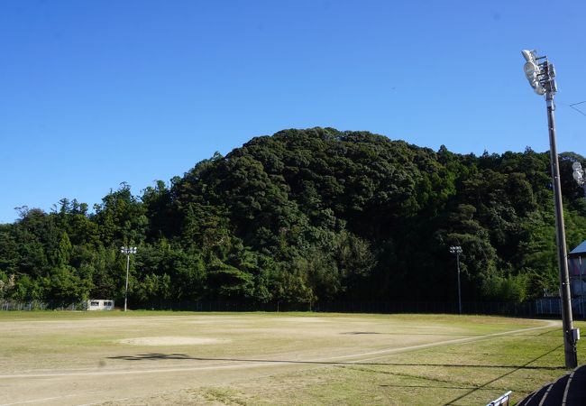 こんもりとした小山