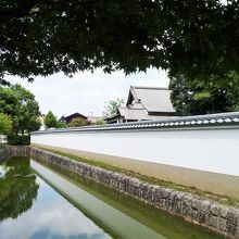 常念寺裏濠の漆喰塀が美しい