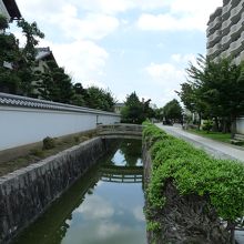 右の高層マンションがアンバランス？