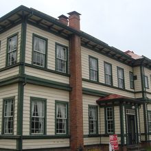 外観　右端の建物は旧弘前市立図書館