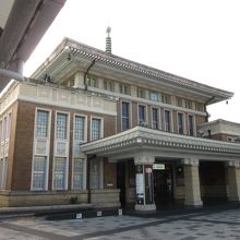 現在の駅舎には無い風格や貫禄！