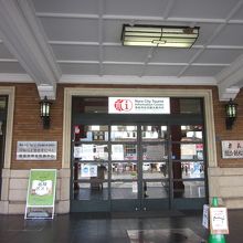 正面玄関は風格あります！