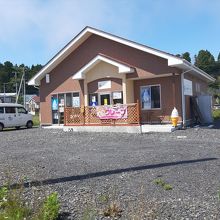 こぢんまりとした山田湾ベーカリー外観。