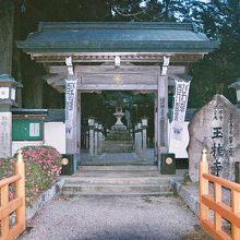 秋葉山十輪院玉桂寺、山門。