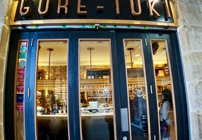 小さい店ですが、新広場の回廊の中では、現在、一番人気の有名店らしい～（Bar Gure Toki/新広場/ビルバオ/バスク地方/スペイン）