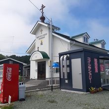 教会すぐ脇にコインランドリーや自販機が。(￣▽￣;)