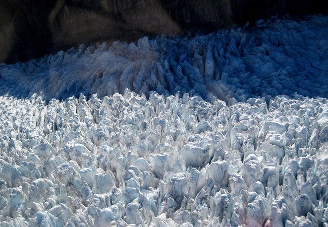 遠景の氷河も美しいが、近くで見る豊かな氷河の造形も格別！