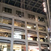 吹き抜けで解放感があり、お洒落な内部空間です。